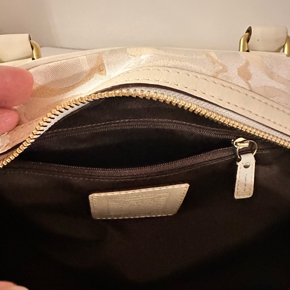 Coach Cream and Tan Shoulder Bag - Picture 9 of 13